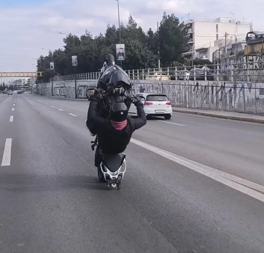 Φλερτ με τον θάνατο στους δρόμους της Αθήνας: Νεαρός κάνει σούζες με μηχανή και ανεβάζει τα βίντεο στο Instagram, τον αναζητά η ΕΛΑΣ