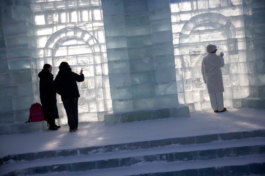 Εντυπωσιακές εικόνες γλυπτών από χιόνι και πάγο που μαγεύουν τους επισκέπτες έκθεσης στην Κίνα, βίντεο και φωτογραφίες
