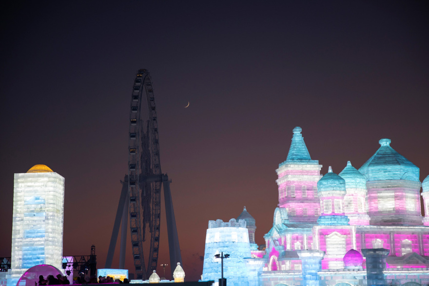 Εντυπωσιακές εικόνες γλυπτών από χιόνι και πάγο που μαγεύουν τους επισκέπτες έκθεσης στην Κίνα, βίντεο και φωτογραφίες