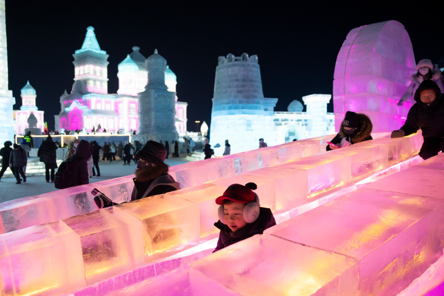 Εντυπωσιακές εικόνες γλυπτών από χιόνι και πάγο που μαγεύουν τους επισκέπτες έκθεσης στην Κίνα, βίντεο και φωτογραφίες