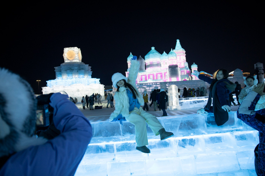 Εντυπωσιακές εικόνες γλυπτών από χιόνι και πάγο που μαγεύουν τους επισκέπτες έκθεσης στην Κίνα, βίντεο και φωτογραφίες