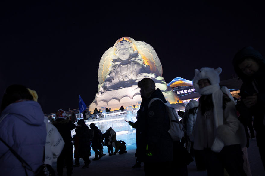 Εντυπωσιακές εικόνες γλυπτών από χιόνι και πάγο που μαγεύουν τους επισκέπτες έκθεσης στην Κίνα, βίντεο και φωτογραφίες