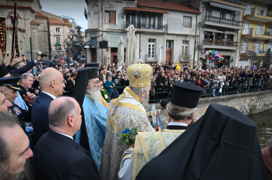 &Delta;&epsilon;ί&tau;&epsilon; &beta;ί&nu;&tau;&epsilon;&omicron;: &Mu;&pi;&rho;&omicron;&sigma;&tau;ά &sigma;&tau;&omicron;&nu; &Delta;έ&nu;&delta;&iota;&alpha; &pi;&iota;&sigma;&tau;&omicron;ί &pi;&iota;ά&sigma;&tau;&eta;&kappa;&alpha;&nu; &sigma;&tau;&alpha; &chi;έ&rho;&iota;&alpha; &sigma;&tau;&eta; &Phi;&lambda;ώ&rho;&iota;&nu;&alpha; &gamma;&iota;&alpha; &tau;&omicron;&nu; &Tau;ί&mu;&iota;&omicron; &Sigma;&tau;&alpha;&upsilon;&rho;ό