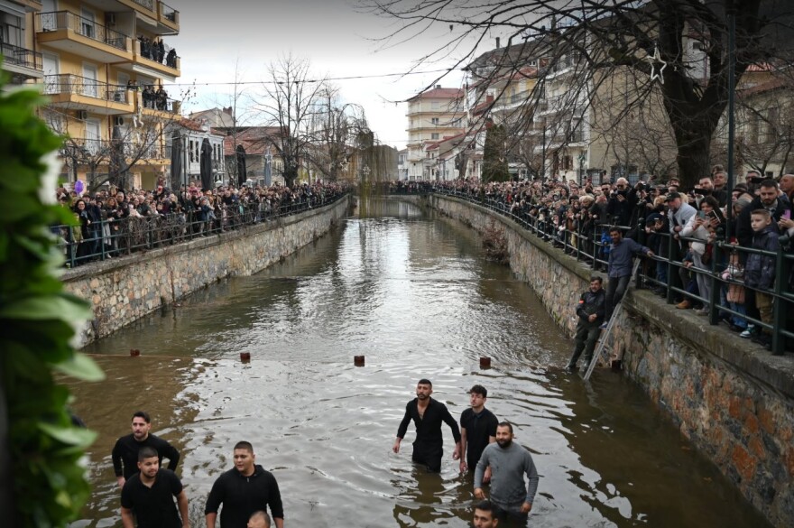&Delta;&epsilon;ί&tau;&epsilon; &beta;ί&nu;&tau;&epsilon;&omicron;: &Mu;&pi;&rho;&omicron;&sigma;&tau;ά &sigma;&tau;&omicron;&nu; &Delta;έ&nu;&delta;&iota;&alpha; &pi;&iota;&sigma;&tau;&omicron;ί &pi;&iota;ά&sigma;&tau;&eta;&kappa;&alpha;&nu; &sigma;&tau;&alpha; &chi;έ&rho;&iota;&alpha; &sigma;&tau;&eta; &Phi;&lambda;ώ&rho;&iota;&nu;&alpha; &gamma;&iota;&alpha; &tau;&omicron;&nu; &Tau;ί&mu;&iota;&omicron; &Sigma;&tau;&alpha;&upsilon;&rho;ό