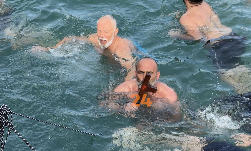 Αγιασμός των υδάτων στο Ηράκλειο: Έπιασαν αλλά… έσπασαν τον Τίμιο Σταυρό