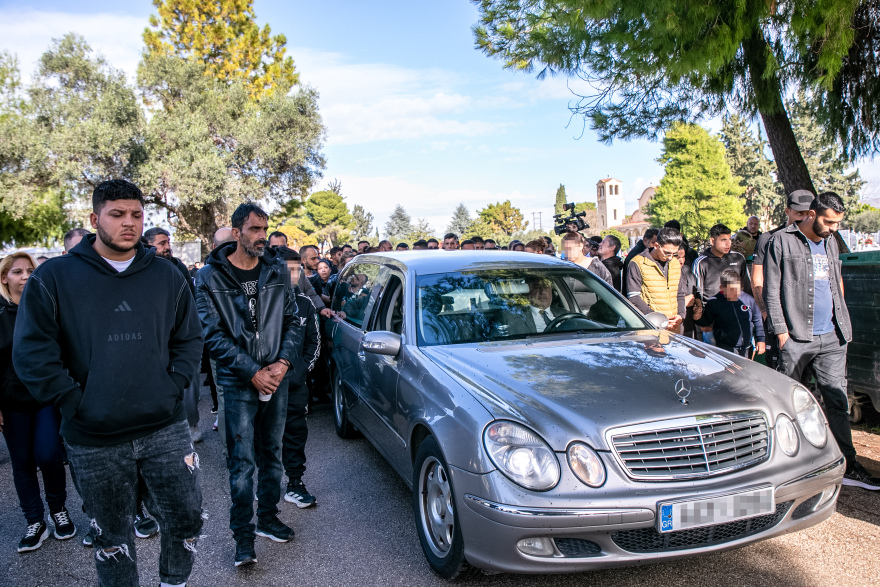 Θρήνος στο τελευταίο αντίο στον 30χρονο που έχασε τη ζωή του μετά τον άγριο ξυλοδαρμό στον Πάτρα