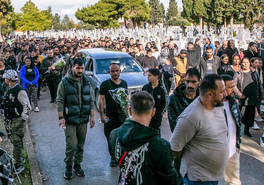 Θρήνος στο τελευταίο αντίο στον 30χρονο που έχασε τη ζωή του μετά τον άγριο ξυλοδαρμό στον Πάτρα