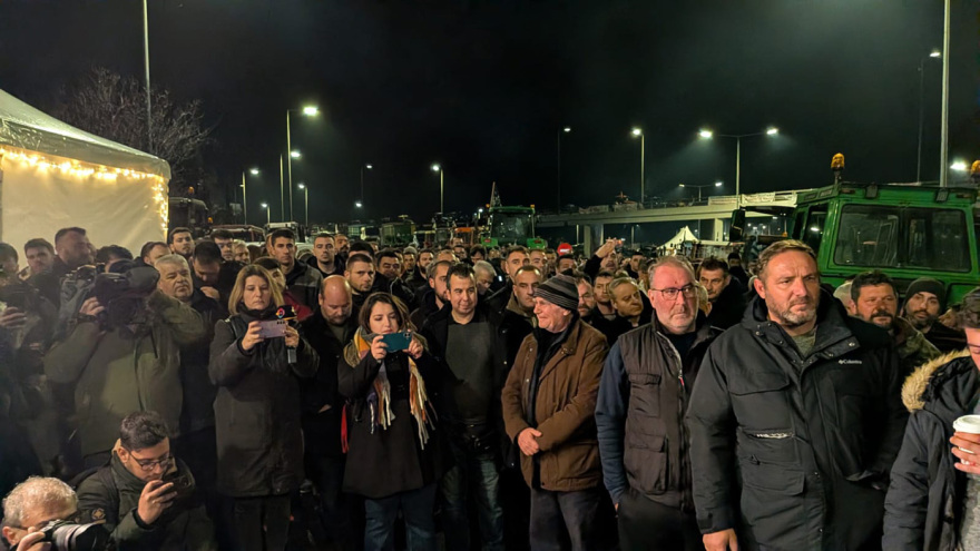 Τα μπλόκα Νίκαιας και Καρδίτσας «ζητούν  διάλογο» με τον πρωθυπουργό, αλλά προχωρούν σε κλιμάκωση με αποκλεισμούς από αύριο,  έτοιμοι για συνάντηση οι αγρότες στα Μάλγαρα