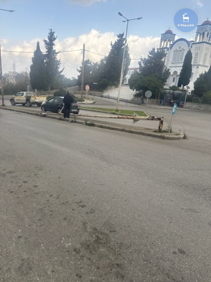 Κολώνα φωτισμού έπεσε πάνω σε εν κινήσει ΙΧ στη Ρόδο, δείτε βίντεο και φωτογραφίες