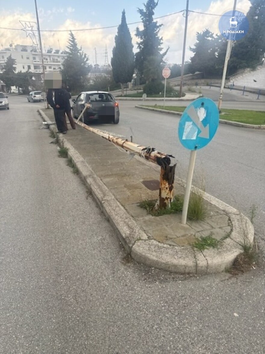 Κολώνα φωτισμού έπεσε πάνω σε εν κινήσει ΙΧ στη Ρόδο, δείτε βίντεο και φωτογραφίες