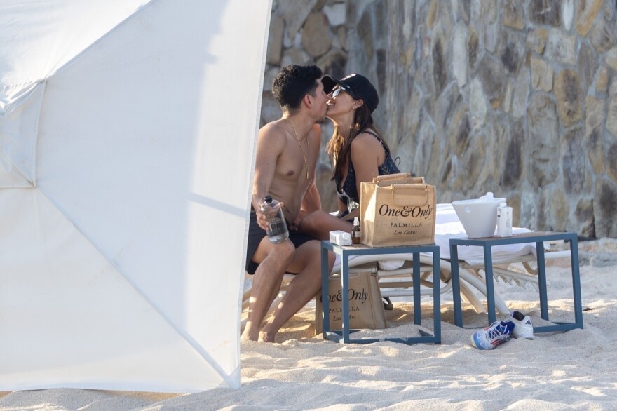 Ερωτευμένη η Τζέσικα Άλμπα, τα φιλιά με τον νέο της σύντροφο σε παραλία στο Μεξικό