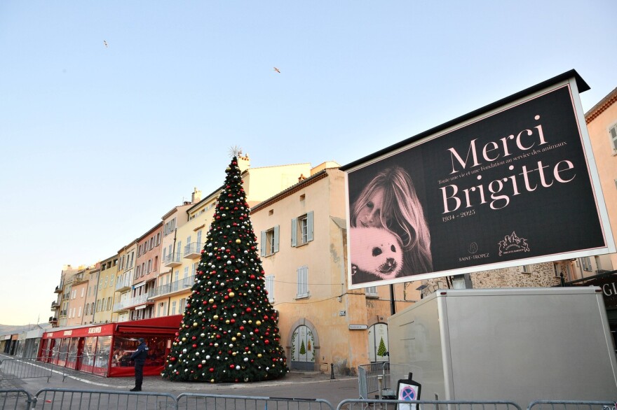 &Kappa;&eta;&delta;&epsilon;ί&alpha; &Mu;&pi;&rho;&iota;&zeta;ί&tau; &Mu;&pi;&alpha;&rho;&nu;&tau;ό: &Eta; &iota;&delta;&iota;&omega;&tau;&iota;&kappa;ή &tau;&epsilon;&lambda;&epsilon;&tau;ή, &omicron;&iota; &gamma;&iota;&gamma;&alpha;&nu;&tau;&omicron;&omicron;&theta;ό&nu;&epsilon;&sigmaf; &kappa;&alpha;&iota; &tau;&omicron; &delta;&eta;&mu;ό&sigma;&iota;&omicron; &alpha;&phi;&iota;έ&rho;&omega;&mu;&alpha; &sigma;&tau;&omicron; &Sigma;&epsilon;&nu; &Tau;&rho;&omicron;&pi;έ