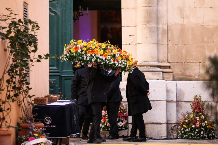 &Kappa;&eta;&delta;&epsilon;ί&alpha; &Mu;&pi;&rho;&iota;&zeta;ί&tau; &Mu;&pi;&alpha;&rho;&nu;&tau;ό: &Eta; &iota;&delta;&iota;&omega;&tau;&iota;&kappa;ή &tau;&epsilon;&lambda;&epsilon;&tau;ή, &omicron;&iota; &gamma;&iota;&gamma;&alpha;&nu;&tau;&omicron;&omicron;&theta;ό&nu;&epsilon;&sigmaf; &kappa;&alpha;&iota; &tau;&omicron; &delta;&eta;&mu;ό&sigma;&iota;&omicron; &alpha;&phi;&iota;έ&rho;&omega;&mu;&alpha; &sigma;&tau;&omicron; &Sigma;&epsilon;&nu; &Tau;&rho;&omicron;&pi;έ