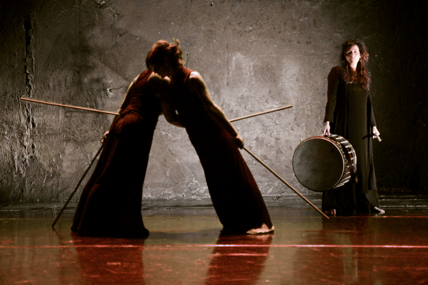 Στο Θέατρο Ροές οι ΑΝΤΙ-ΓΟΝΟΙ της Κάλλιας Θεοδοσιάδη για τρεις παραστάσεις