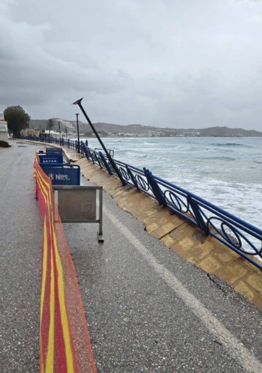 Κακοκαιρία στην Κω: Έπεσαν κολώνες φωτισμού από τους θυελλώδεις ανέμους, ζημιές και σε επιχειρήσεις 