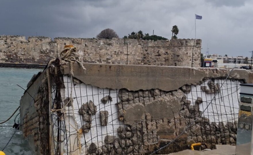 Κακοκαιρία στην Κω: Έπεσαν κολώνες φωτισμού από τους θυελλώδεις ανέμους, ζημιές και σε επιχειρήσεις 