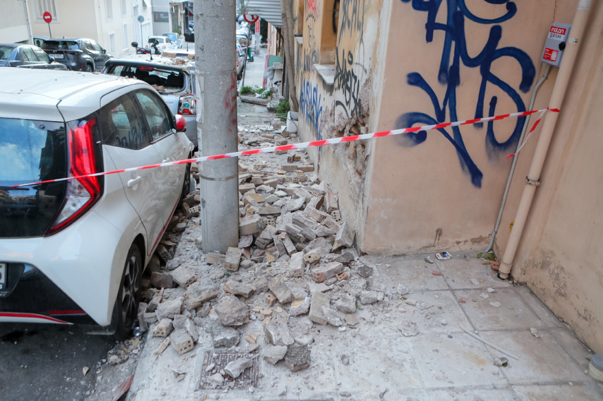 Νέος Κόσμος: Μπαλκόνι κατέρρευσε πάνω σε σταθμευμένα αυτοκίνητα, δείτε φωτογραφίες