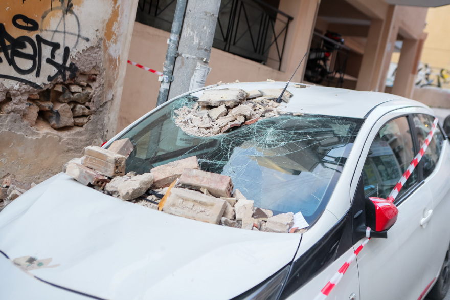 Μπαλκόνι κατέρρευσε πάνω σε σταθμευμένα αυτοκίνητα, δείτε φωτογραφίες