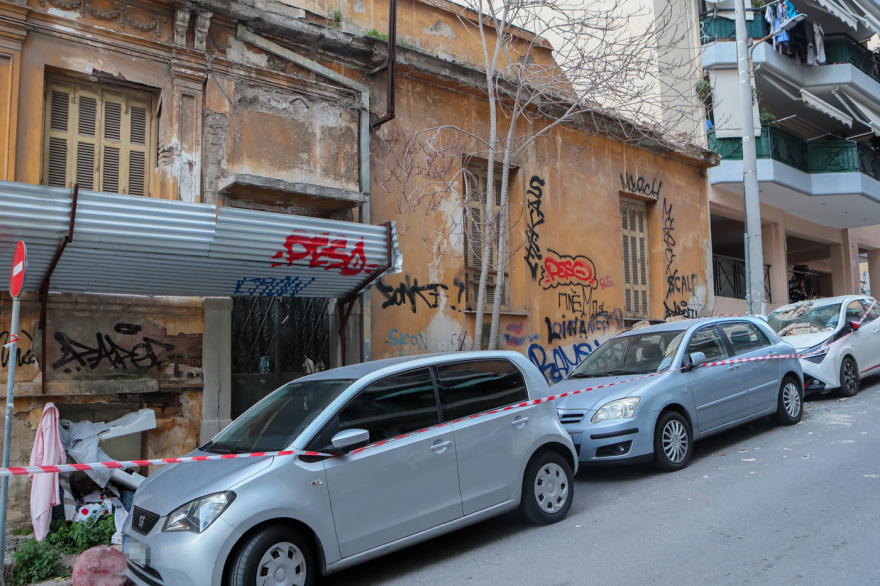 Νέος Κόσμος: Μπαλκόνι κατέρρευσε πάνω σε σταθμευμένα αυτοκίνητα, δείτε φωτογραφίες