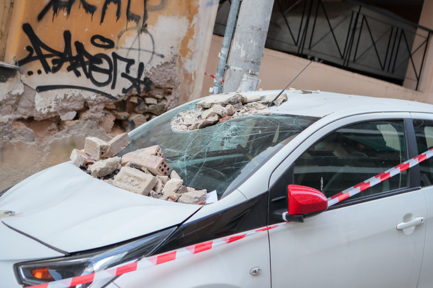 Νέος Κόσμος: Μπαλκόνι κατέρρευσε πάνω σε σταθμευμένα αυτοκίνητα, δείτε φωτογραφίες