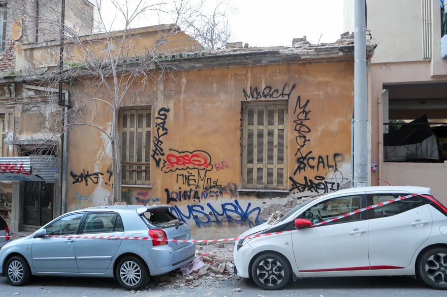 Νέος Κόσμος: Μπαλκόνι κατέρρευσε πάνω σε σταθμευμένα αυτοκίνητα, δείτε φωτογραφίες