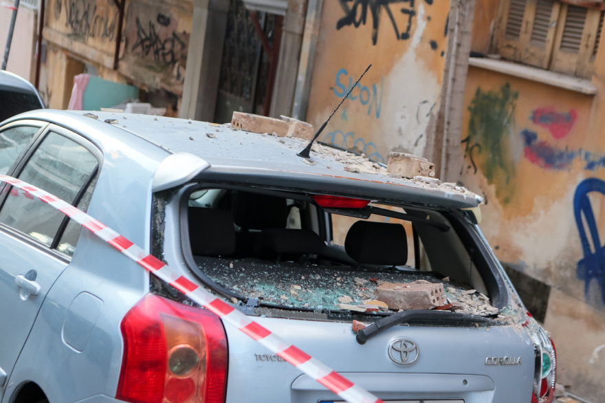 Νέος Κόσμος: Μπαλκόνι κατέρρευσε πάνω σε σταθμευμένα αυτοκίνητα, δείτε φωτογραφίες