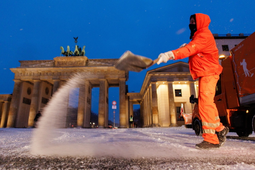 Χιονοκαταιγίδες, θυελλώδεις άνεμοι και πολικές θερμοκρασίες στην Ευρώπη: Ριπές 213 χλμ στη Μάγχη, -20 η θερμοκρασία στη Γερμανία