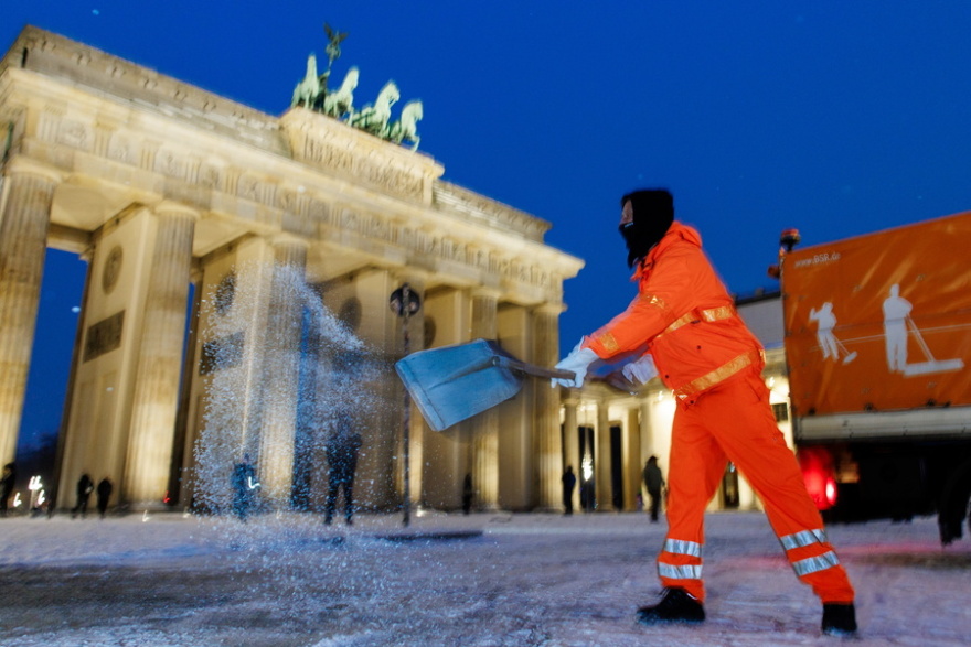 Χιονοκαταιγίδες, θυελλώδεις άνεμοι και πολικές θερμοκρασίες στην Ευρώπη: Ριπές 213 χλμ στη Μάγχη, -20 η θερμοκρασία στη Γερμανία