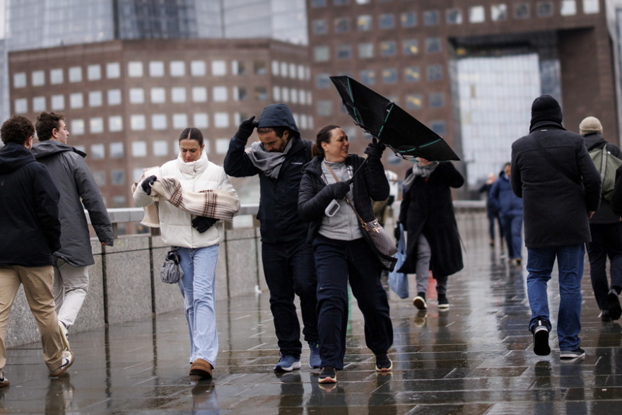 Χιονοκαταιγίδες, θυελλώδεις άνεμοι και πολικές θερμοκρασίες στην Ευρώπη: Ριπές 213 χλμ στη Μάγχη, -20 η θερμοκρασία στη Γερμανία