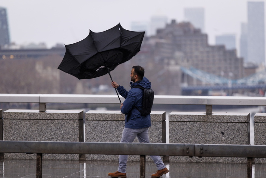 Χιονοκαταιγίδες, θυελλώδεις άνεμοι και πολικές θερμοκρασίες στην Ευρώπη: Ριπές 213 χλμ στη Μάγχη, -20 η θερμοκρασία στη Γερμανία
