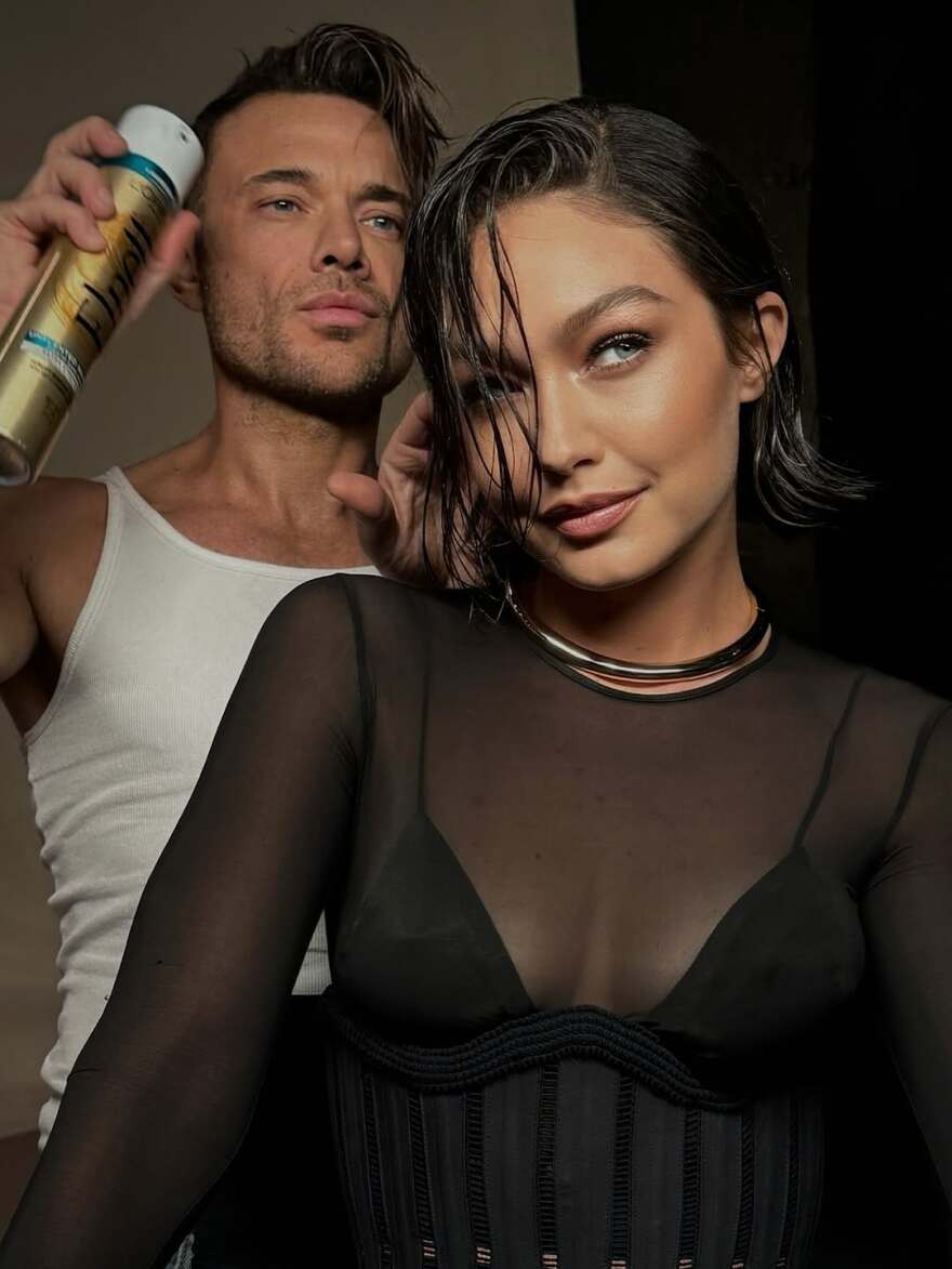 Η Τζίτζι Χαντίντ αποχαιρέτησε το ξανθό και εμφανίστηκε με κοντό μαύρο καρέ