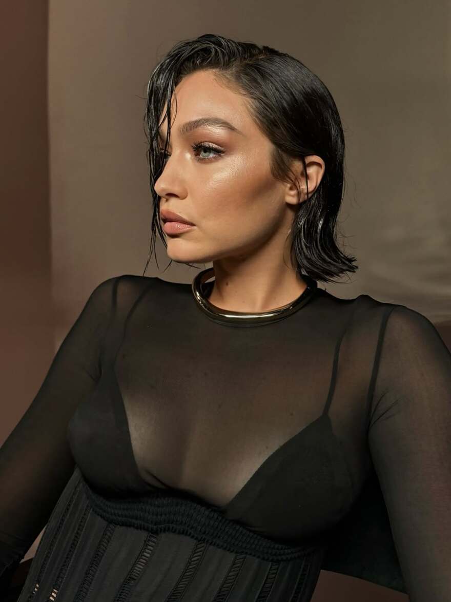 Η Τζίτζι Χαντίντ αποχαιρέτησε το ξανθό και εμφανίστηκε με κοντό μαύρο καρέ