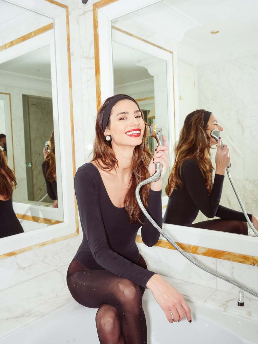 Ηλιάνα Παπαγεωργίου: Οι πόζες της με γόβες και κορμάκι μέσα σε μπανιέρα, δείτε φωτογραφίες
