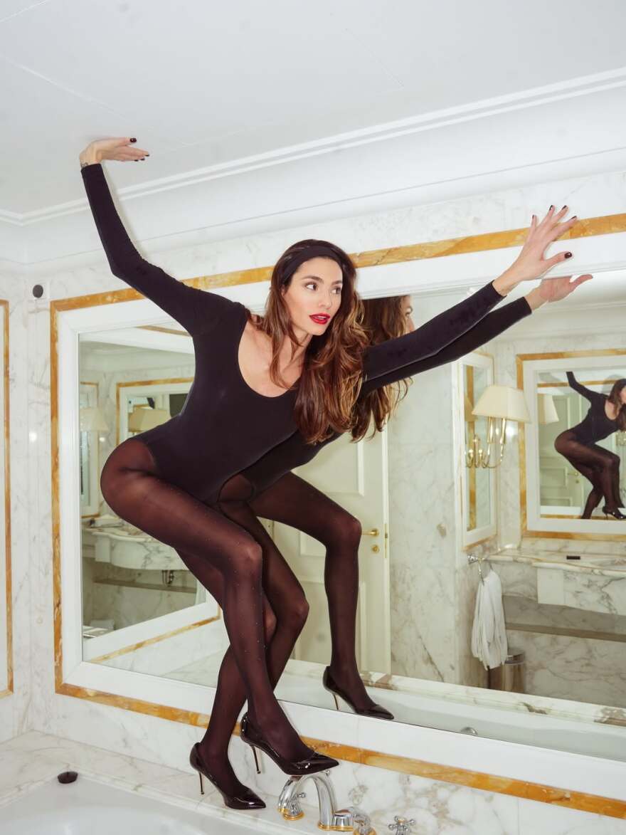 Ηλιάνα Παπαγεωργίου: Οι πόζες της με γόβες και κορμάκι μέσα σε μπανιέρα, δείτε φωτογραφίες
