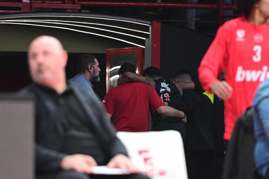 Ολυμπιακός: Άτυχος ο Μόρις, γύρισε τον αστράγαλό του στο ματς με τη Μπάγερν και αποχώρησε υποβασταζόμενος, βίντεο και φωτογραφίες 