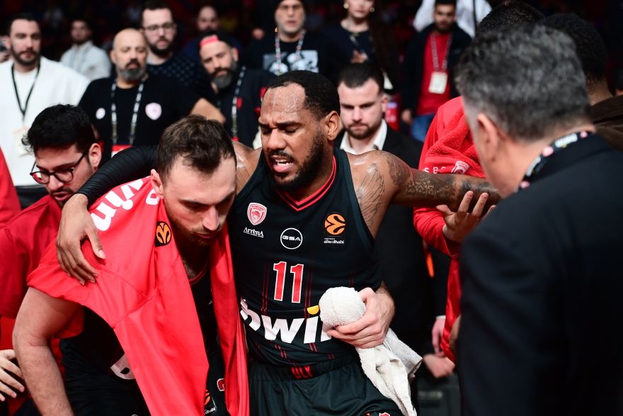 Ολυμπιακός: Άτυχος ο Μόρις, γύρισε τον αστράγαλό του στο ματς με τη Μπάγερν και αποχώρησε υποβασταζόμενος, βίντεο και φωτογραφίες 