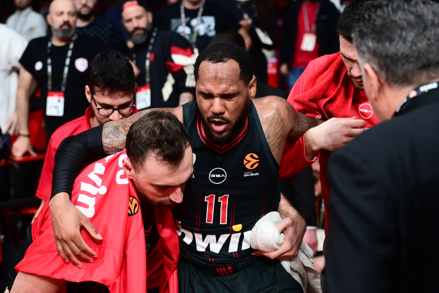 Ολυμπιακός: Άτυχος ο Μόρις, γύρισε τον αστράγαλό του στο ματς με τη Μπάγερν και αποχώρησε υποβασταζόμενος, βίντεο και φωτογραφίες 