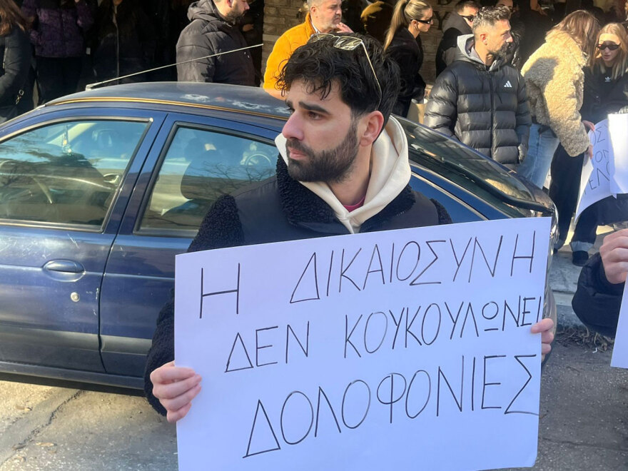 Η συγκινητική διαμαρτυρία συγγενών και φίλων στα δικαστήρια στις Σέρρες, «17 χρονών ζητούσε ζωή, όχι σιωπή»