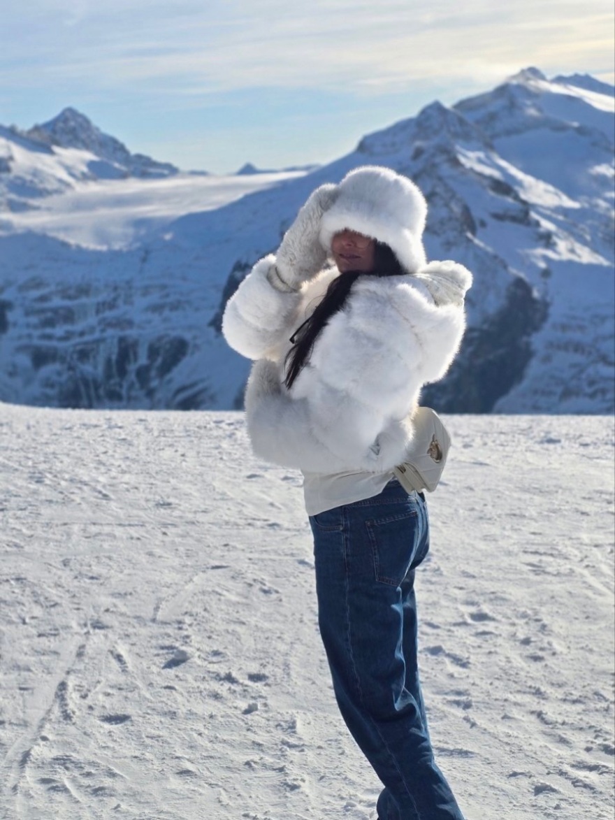 Η Μαρία Κορινθίου δημοσίευσε νέες φωτογραφίες από το ταξίδι με τον σύντροφό της στις ιταλικές Άλπεις: Στην κορυφή, γράφει
