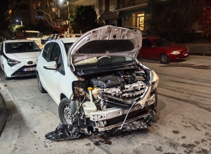 Τροχαίο - σοκ με δύο τραυματίες - Σμπαράλια το αυτοκίνητο Τροχαίο με δύο τραυματίες στη Νέα Σμύρνη πάνω στη γραμμή του τραμ, δείτε φωτογραφίες