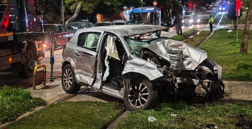 Τροχαίο - σοκ με δύο τραυματίες - Σμπαράλια το αυτοκίνητο Τροχαίο με δύο τραυματίες στη Νέα Σμύρνη πάνω στη γραμμή του τραμ, δείτε φωτογραφίες