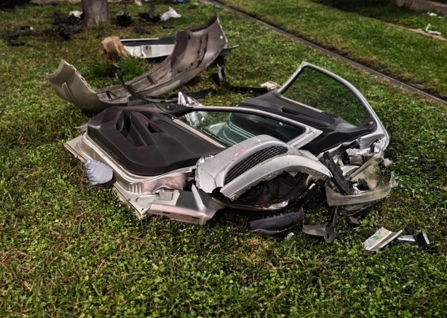 Τροχαίο - σοκ με δύο τραυματίες - Σμπαράλια το αυτοκίνητο Τροχαίο με δύο τραυματίες στη Νέα Σμύρνη πάνω στη γραμμή του τραμ, δείτε φωτογραφίες