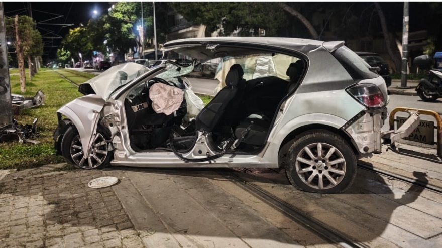 Τροχαίο - σοκ με δύο τραυματίες - Σμπαράλια το αυτοκίνητο Τροχαίο με δύο τραυματίες στη Νέα Σμύρνη πάνω στη γραμμή του τραμ, δείτε φωτογραφίες