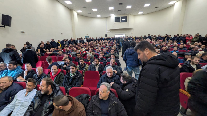 Σε εξέλιξη η πανελλαδική σύσκεψη των αγροτών στη Νίκαια - Ανοιχτό το ενδεχόμενο να μην κατέβουν σε διάλογο