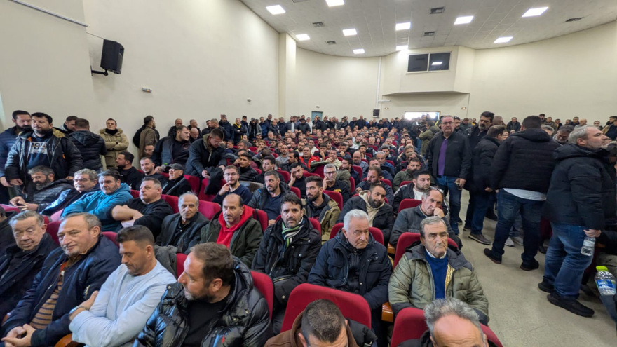 Σε εξέλιξη η πανελλαδική σύσκεψη των αγροτών στη Νίκαια - Ανοιχτό το ενδεχόμενο να μην κατέβουν σε διάλογο