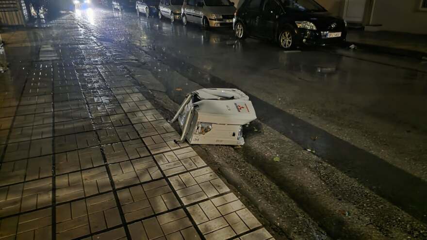 Μεγάλες ζημιές στην Αλεξανδρούπολη: Άνεμοι με ριπές 140 χιλιομέτρων χτύπησαν την πόλη, δείτε βίντεο