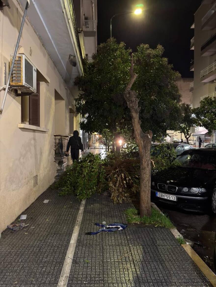 Μεγάλες ζημιές στην Αλεξανδρούπολη: Άνεμοι με ριπές 140 χιλιομέτρων χτύπησαν την πόλη, δείτε βίντεο