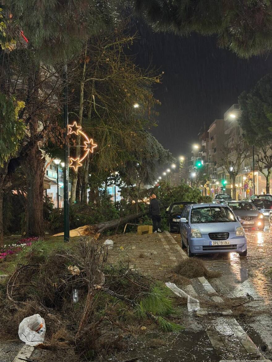 Μεγάλες ζημιές στην Αλεξανδρούπολη: Άνεμοι με ριπές 140 χιλιομέτρων χτύπησαν την πόλη, δείτε βίντεο