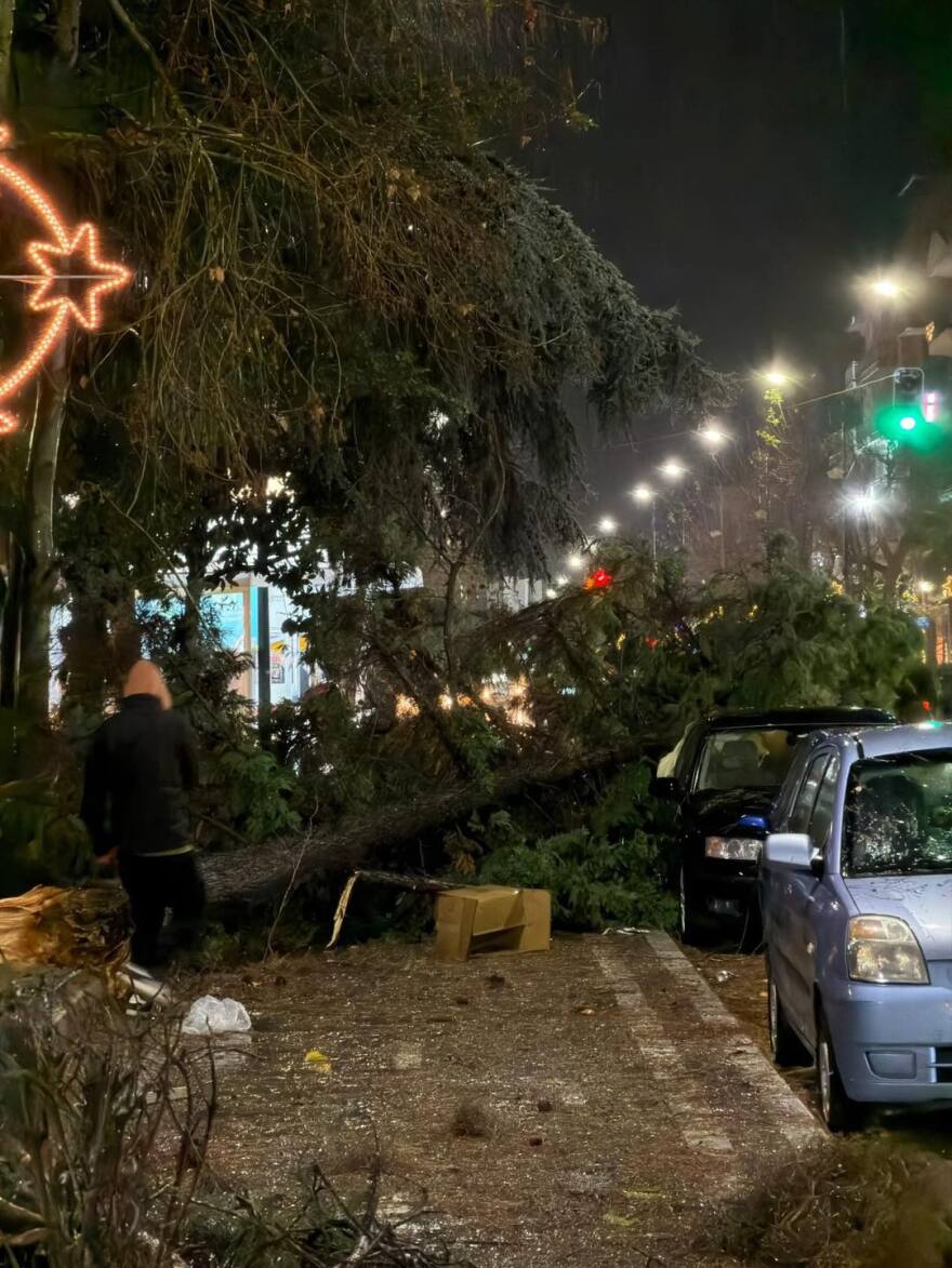 Μεγάλες ζημιές στην Αλεξανδρούπολη: Άνεμοι με ριπές 140 χιλιομέτρων χτύπησαν την πόλη, δείτε βίντεο