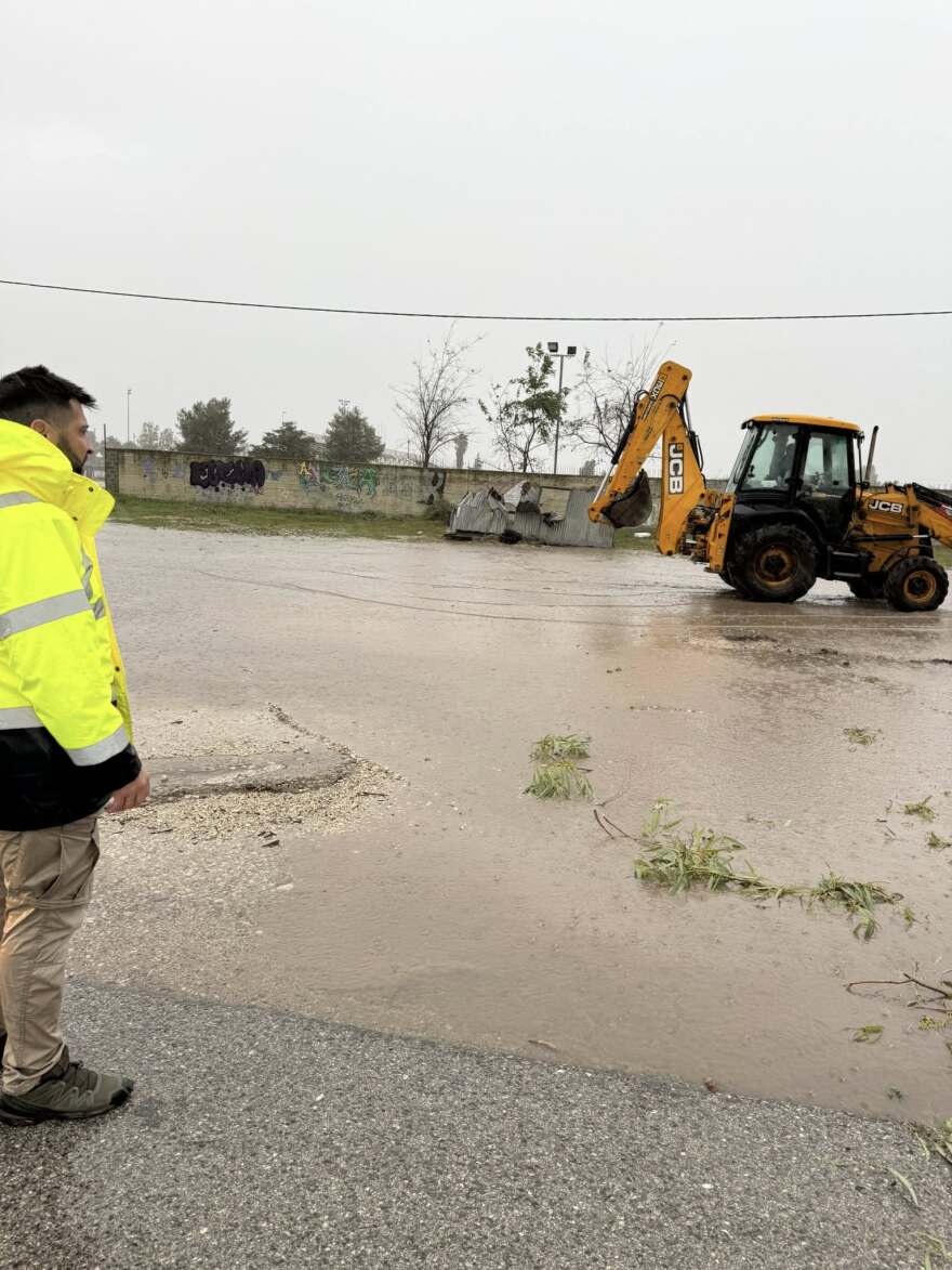Ανεμοστρόβιλος χτύπησε το Μεσολόγγι: Ξερίζωσε δέντρα και ξήλωσε μεταλλικές κατασκευές, δείτε βίντεο και φωτογραφίες